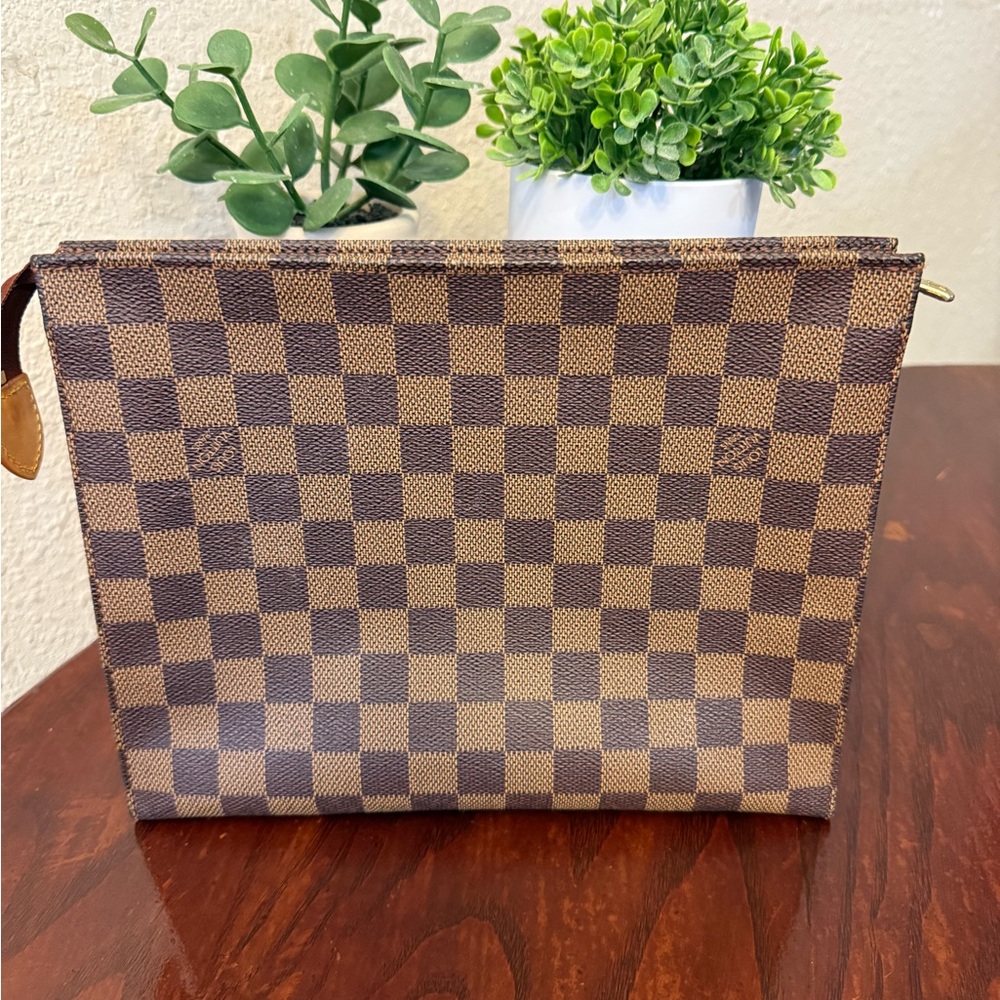 Stylish Checkered Brown Toiletry Bag